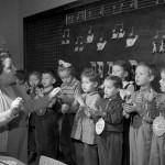 Veszprém, 1959. november 23.
Nagy Lídia pedagógus együtt énekel a gyerekekkel a veszprémi ének-zene általános iskolában. 17 óvodás gyermeket részesítenek játékos zenei képzésben, az iskolában, utánpótlás céljából.
MTI Fotó: Bartal Ferenc